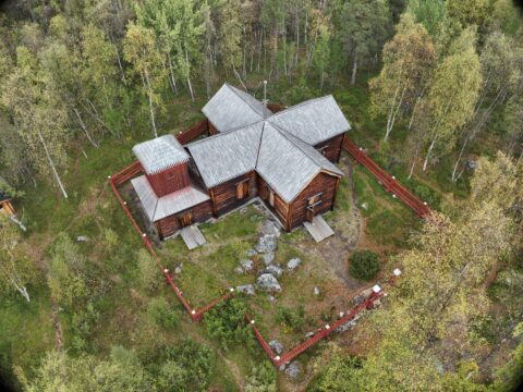 ilmakuva yläviistosta pielpajärven erämaakirkosta