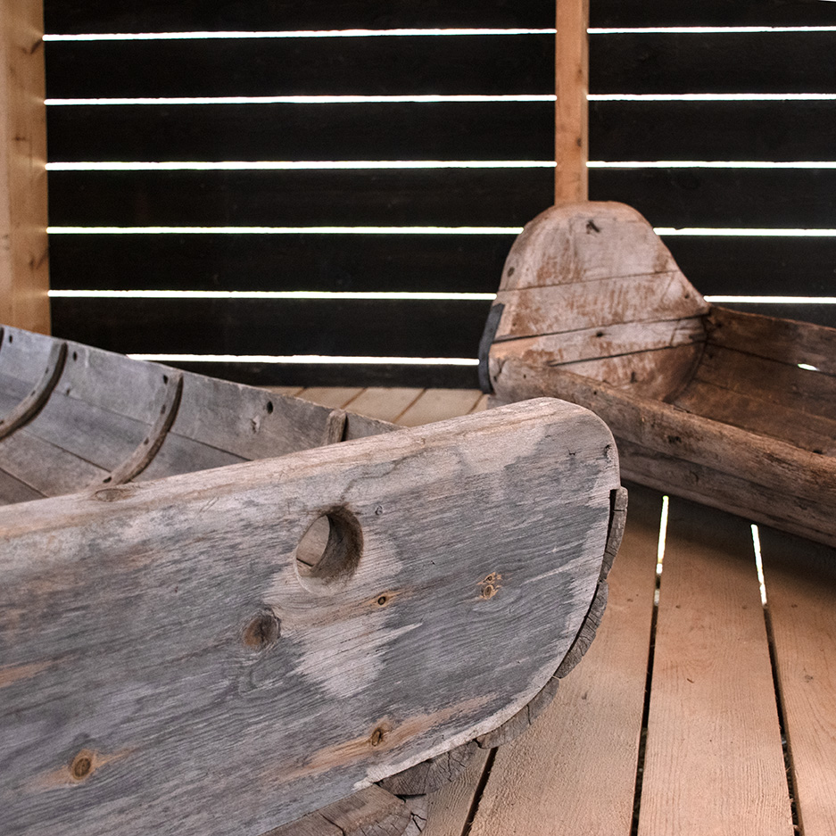 ahkion puinen perälauta aitassa