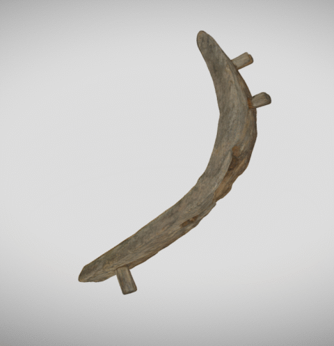 Loivan U-kirjaimen muotoinen litteä puu, jossa viisi puunaulan reikää. Nauloista neljä jäljellä