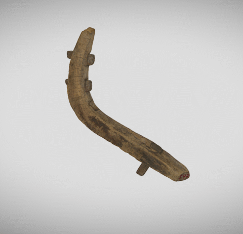 Kaareva puu, jossa neljä nelikulmaista reikää. Näistä kolmessa katkennut puunaula.