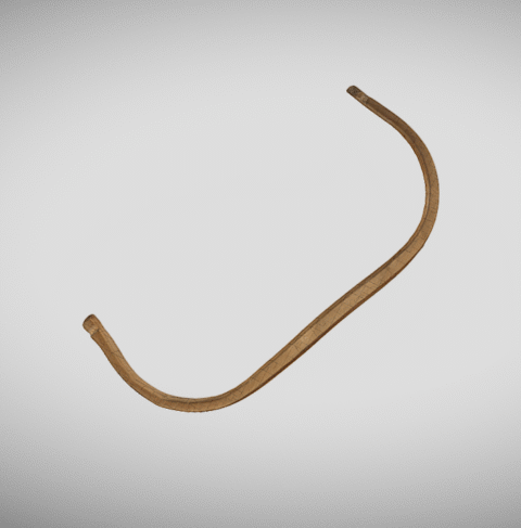 Veistetty ahkion puukaari, joka on taivutettu loivaan U-kirjaimen muotoon