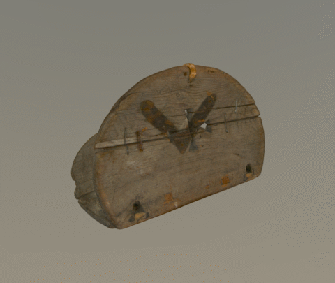 Kahdesta samanlaisesta, puoliympyrän muotoisesta laudankappaleesta puunauloin n. 45 asteen kulmassa toisiinsa kiinnitetty nuotan perän merkki. Pyöreitä sivuja yhdistää juuresta valmistettu kiinnike.