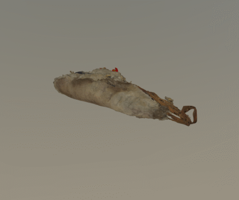 Talja-ahkio vetohihnoineen ja valjaineen. Ahkion sisällä on tekstiilejä