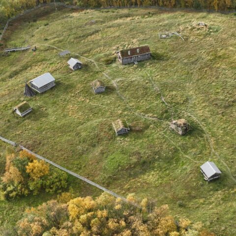 ilmakuva välimaan tilasta, useita puisia rakennuksia kentällä